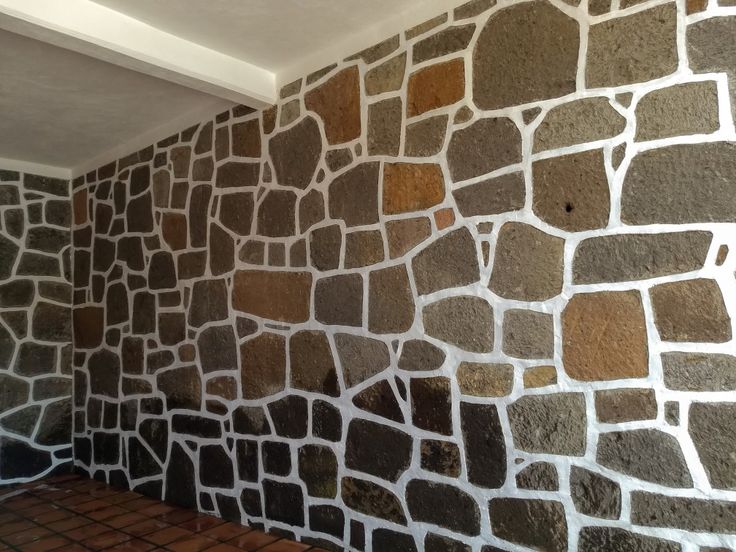 نمای ویلا با بند کشی سفید پیمانکاری سنگ لاشه نادری با تهیه مصالح ساختمانی و تاسیساتی می‌باشد 