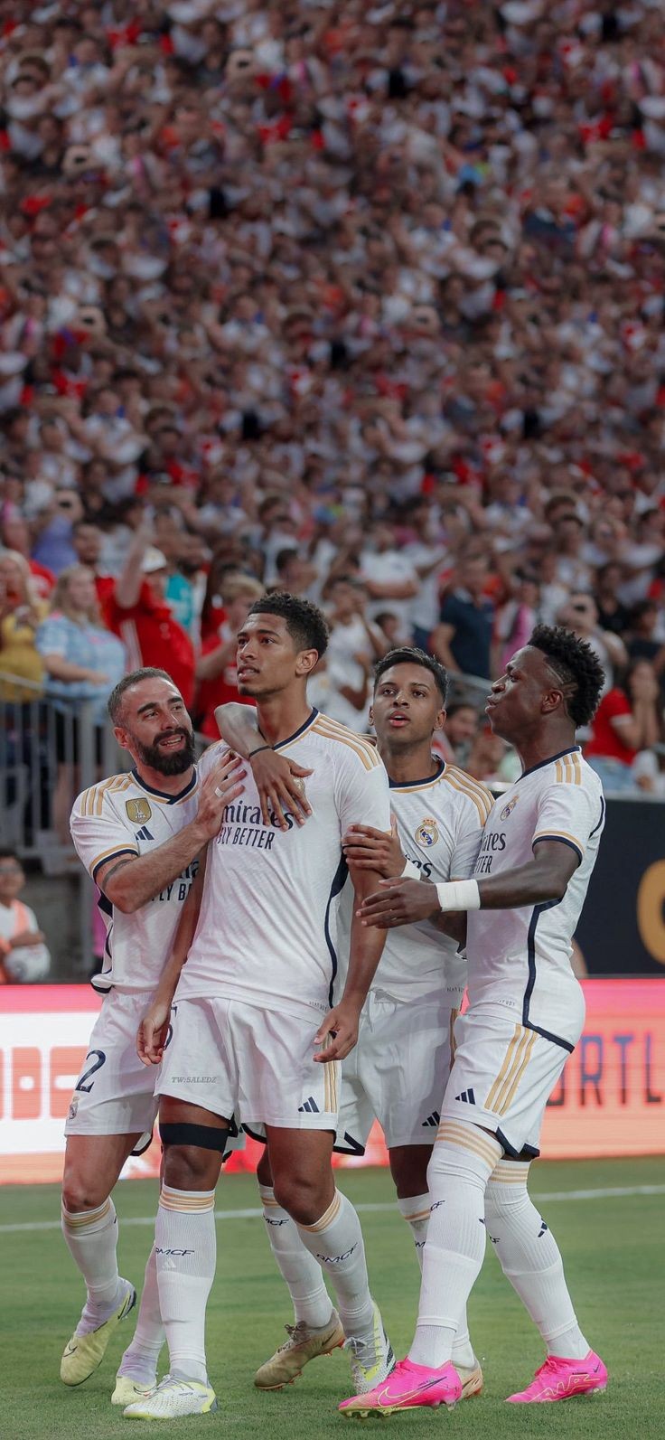 عکس رئال مادرید برای تصویر زمینه دخترانه