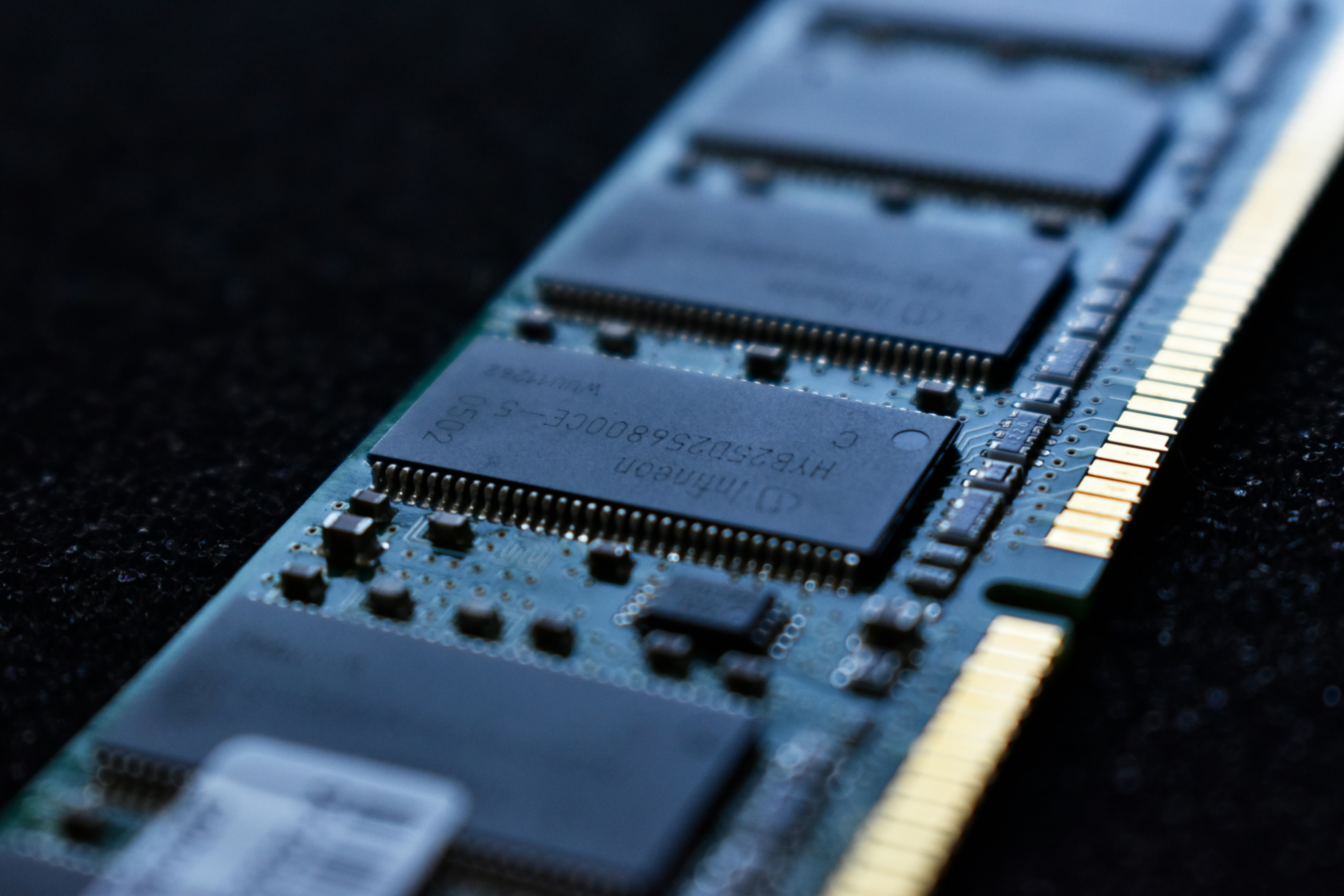 رم (RAM) چیست و چه نقشی در سرعت کامپیوتر دارد؟ – فرق DDR3، DDR4، DDR5