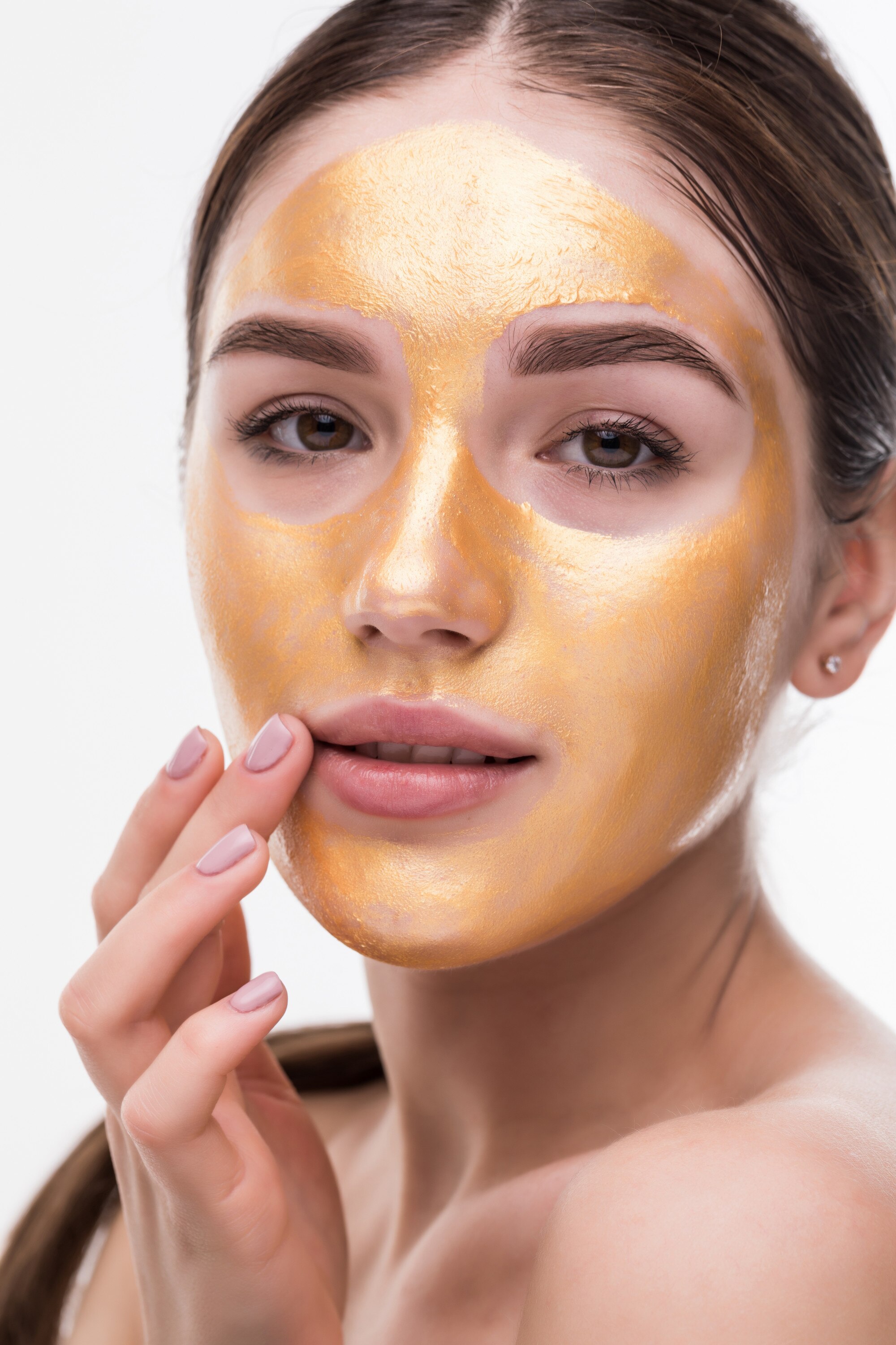 https://uploadkon.ir/uploads/6e0929_25close-up-healthy-young-woman-with-gold-cosmetic-face-mask-soft-skin-231208-1518.jpg