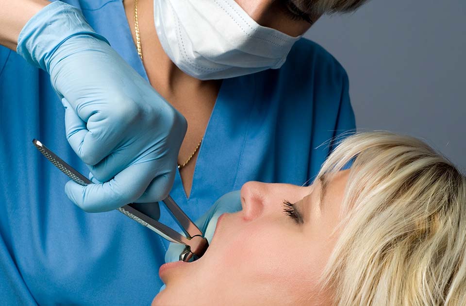 خطرات عفونت دندان و کشیدن آن