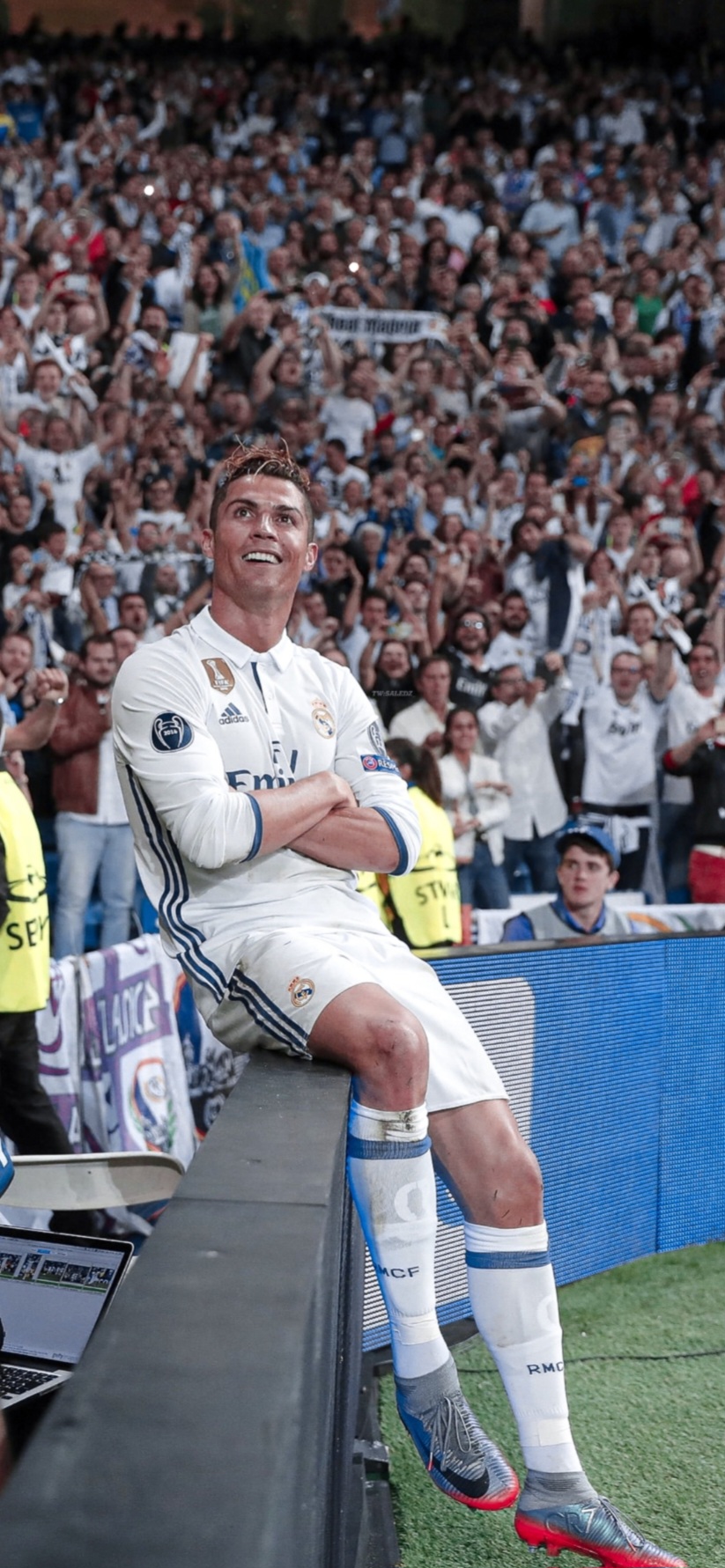 عکس رئال مادرید برای تصویر زمینه دخترانه