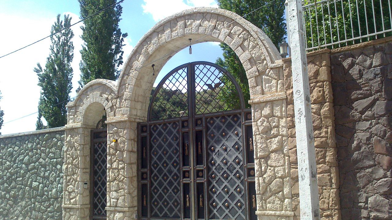 پیمانکار سنگ مالون سفید برای دروازه بزرگ در فشم لواسان تیم اجرایی مهاجران افغان در تهران و کرج 