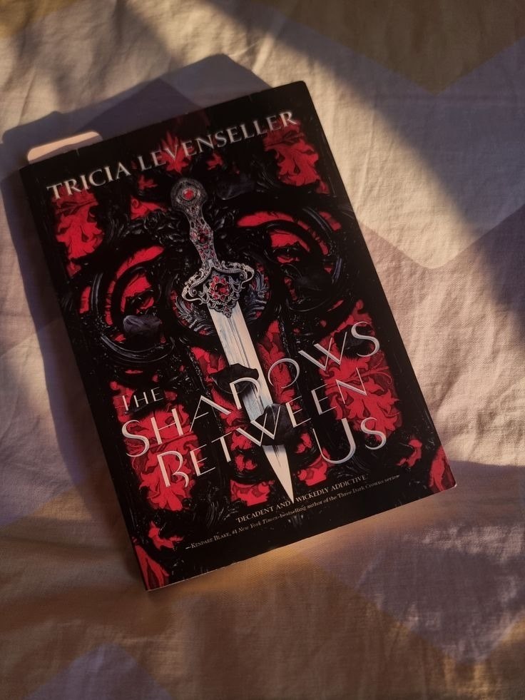 جلد کتاب The shadows between us اثر Tricia Levenseller