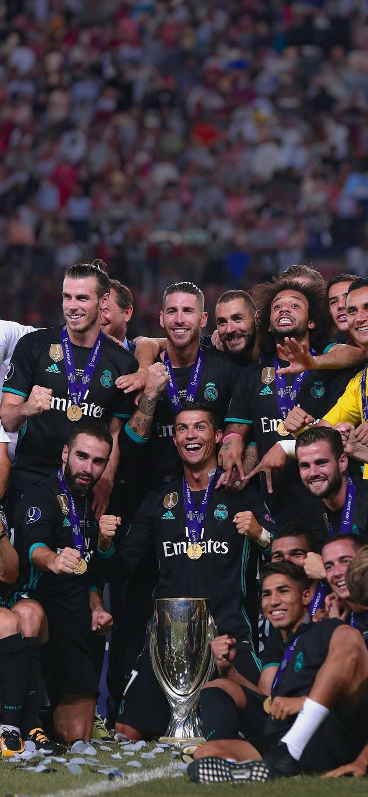 عکس رئال مادرید برای تصویر زمینه دخترانه