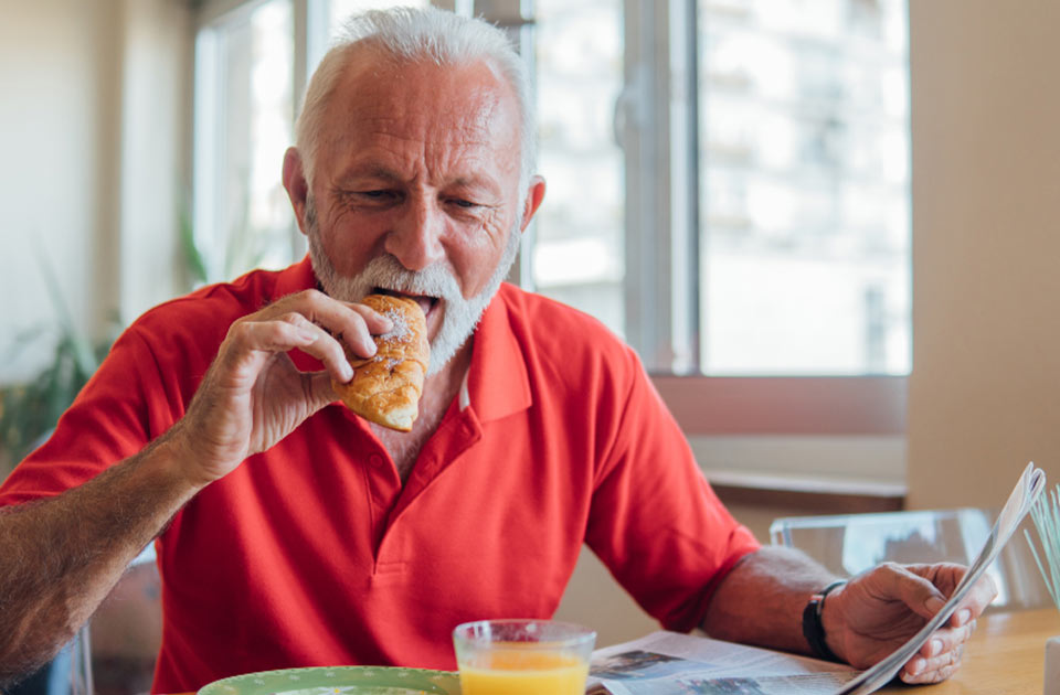 غذاهایی که نمی توان با دندان مصنوعی خورد 
